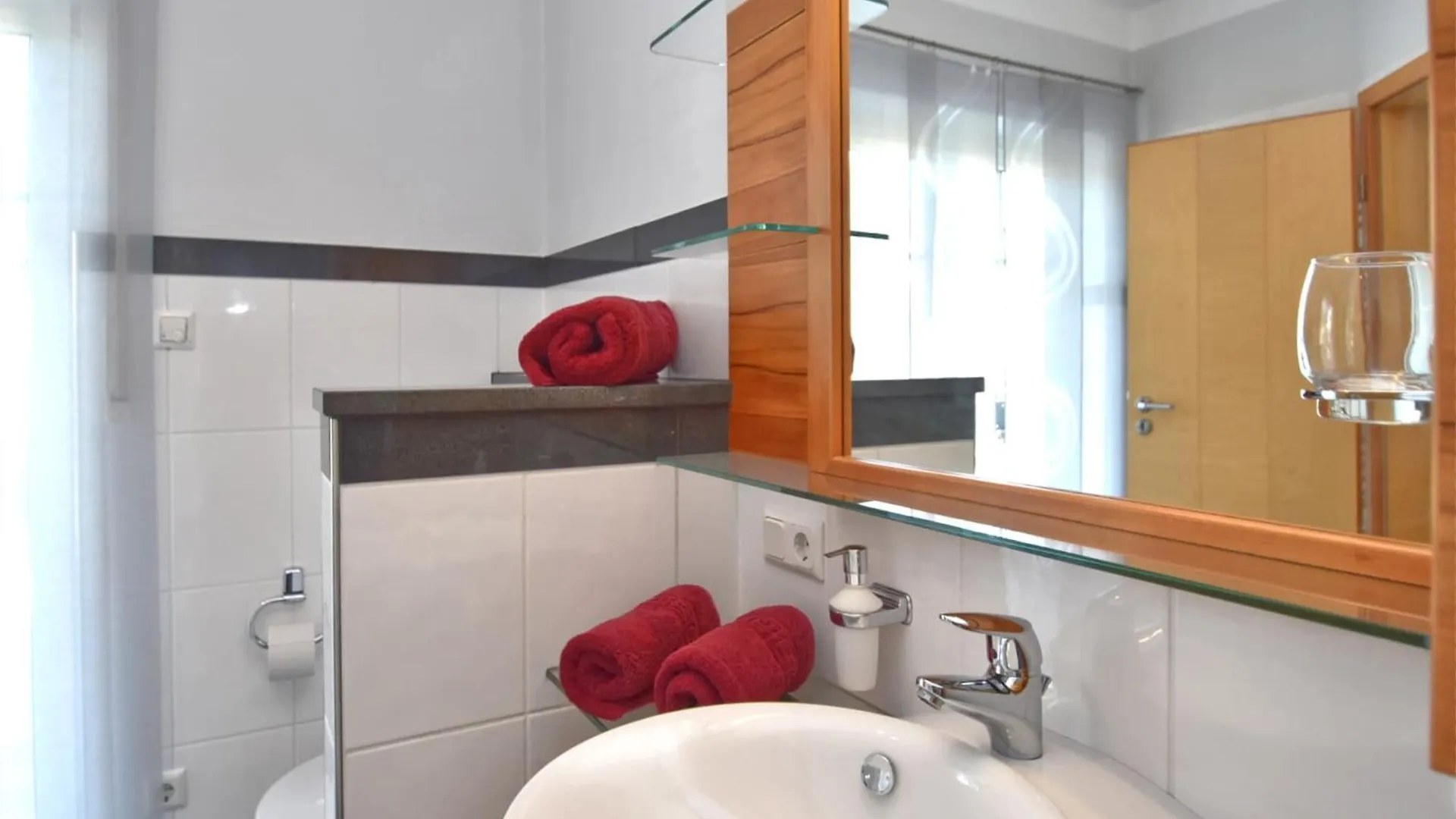 Lovely Flat In Deggendorf With Luxurious Furnishings With Southern Flair 0*,